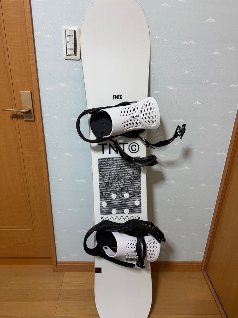 FNTC TNT ホワイトブラック ビンディング付き 147cm