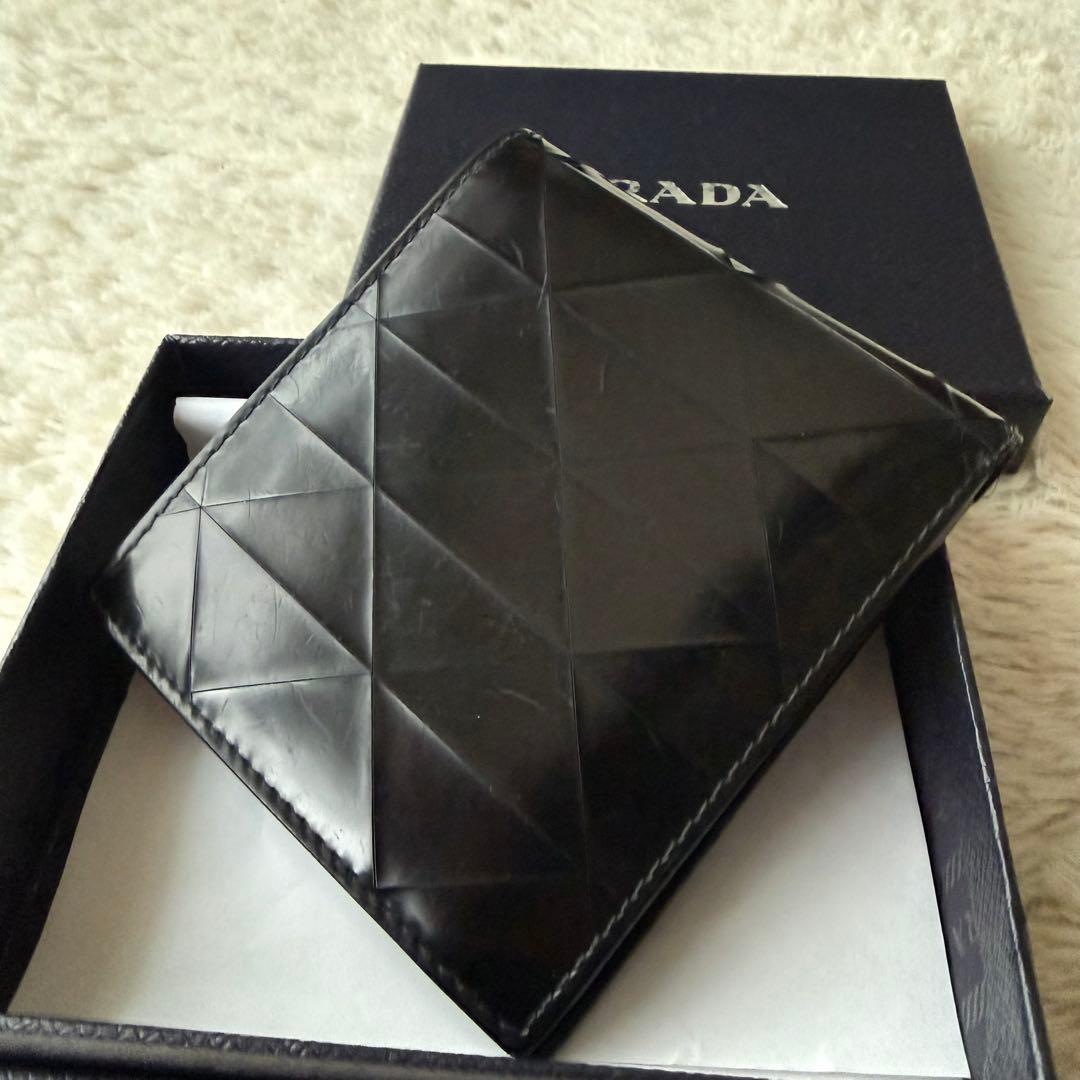 PRADA プラダ　財布　折り財布　レザー　プレート