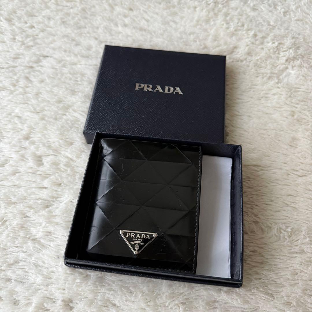 PRADA プラダ　財布　折り財布　レザー　プレート