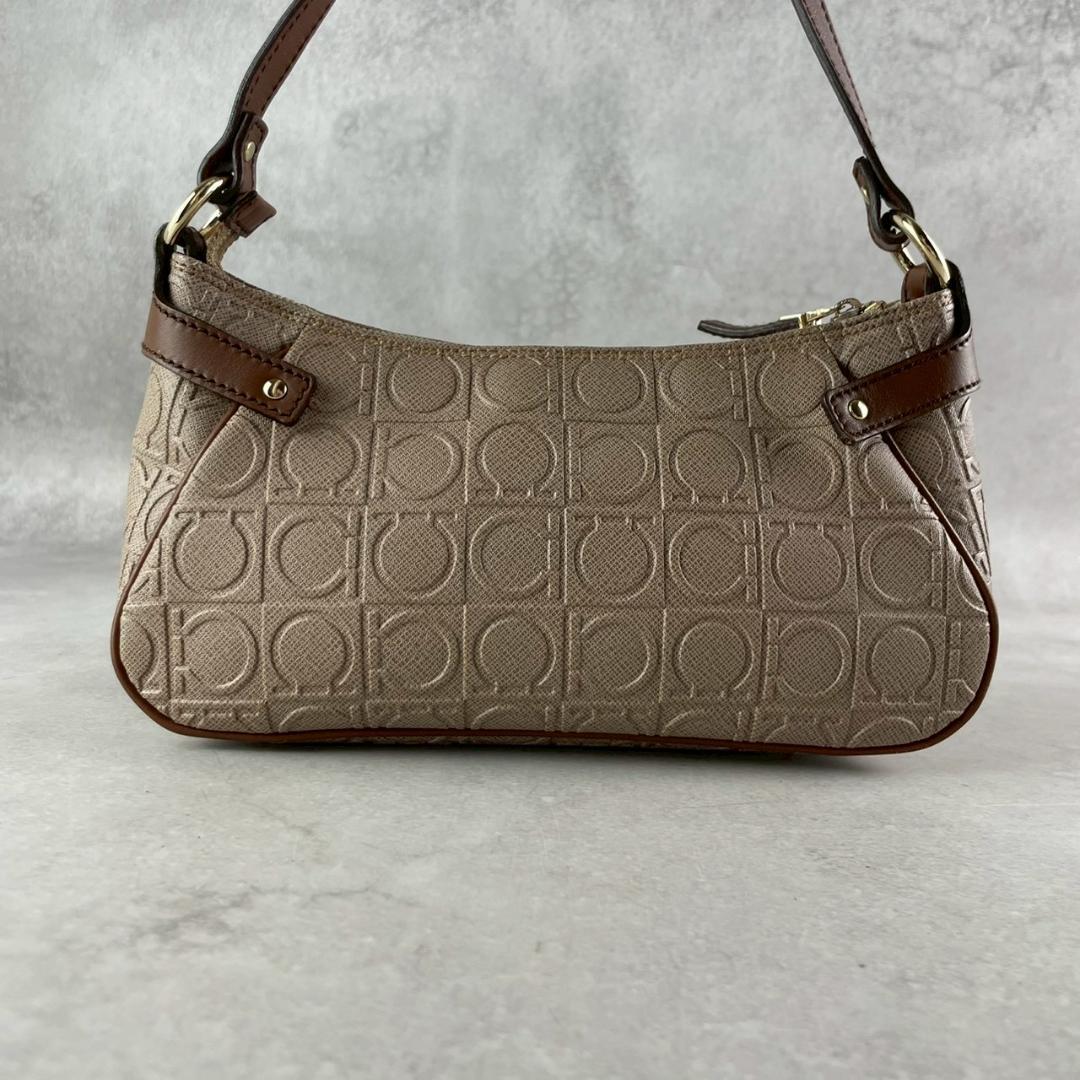 美品✨フェラガモ ワンショルダーバッグ アクセサリーポーチ ガンチーニ 肩掛け