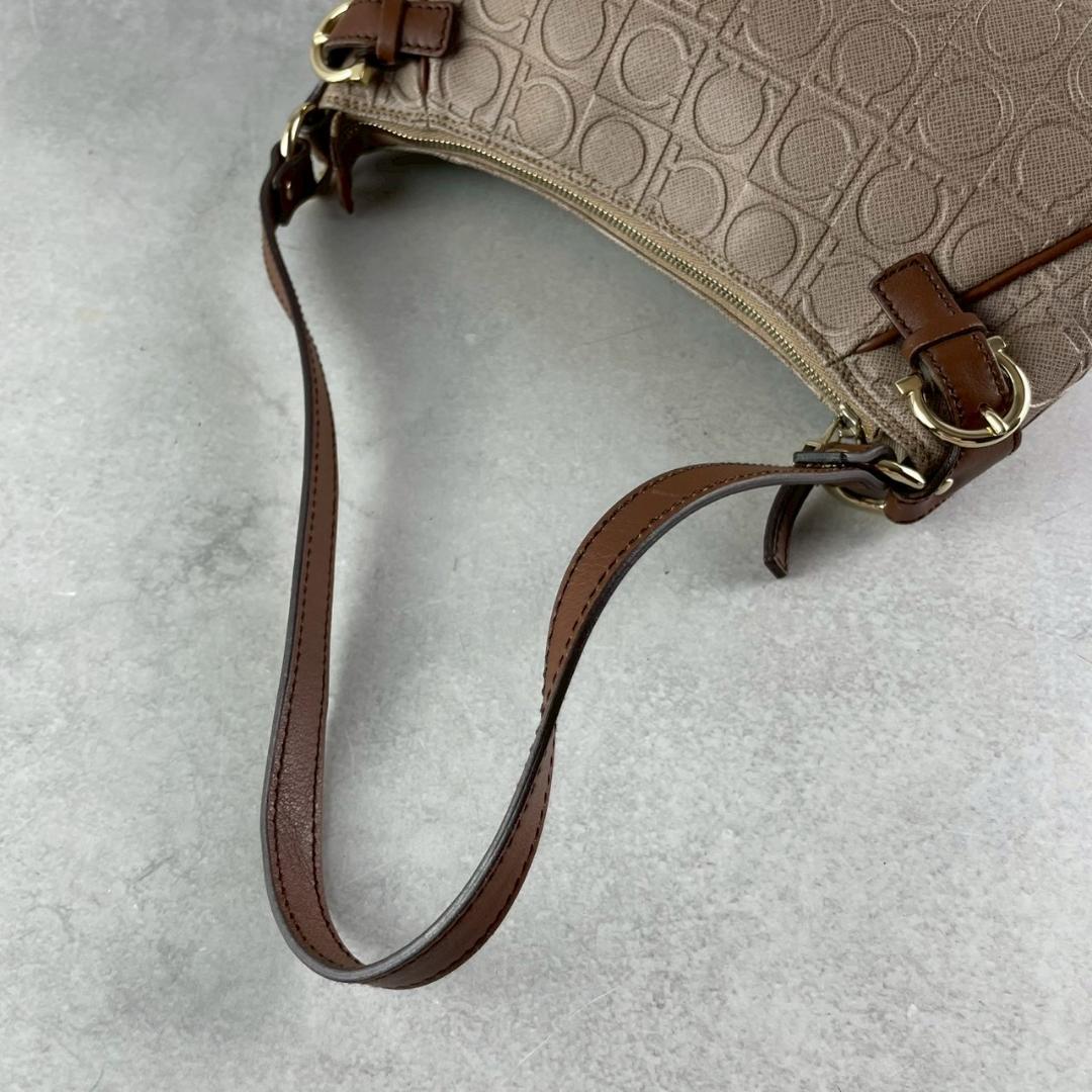 美品✨フェラガモ ワンショルダーバッグ アクセサリーポーチ ガンチーニ 肩掛け