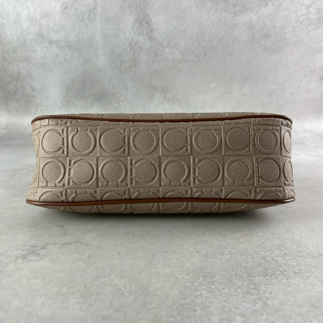 美品✨フェラガモ ワンショルダーバッグ アクセサリーポーチ ガンチーニ 肩掛け