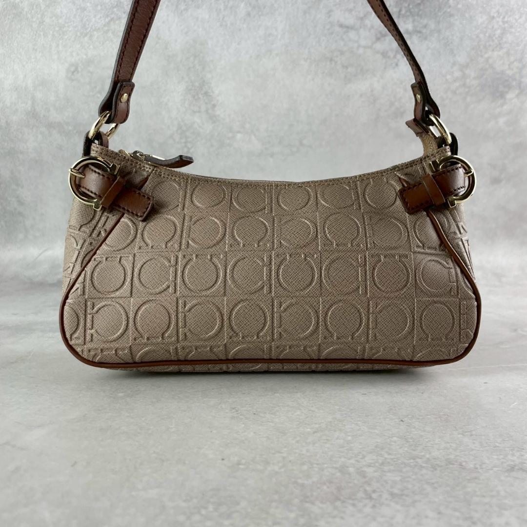 美品✨フェラガモ ワンショルダーバッグ アクセサリーポーチ ガンチーニ 肩掛け