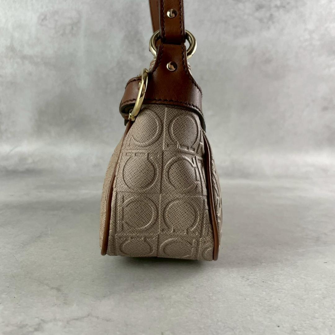 美品✨フェラガモ ワンショルダーバッグ アクセサリーポーチ ガンチーニ 肩掛け