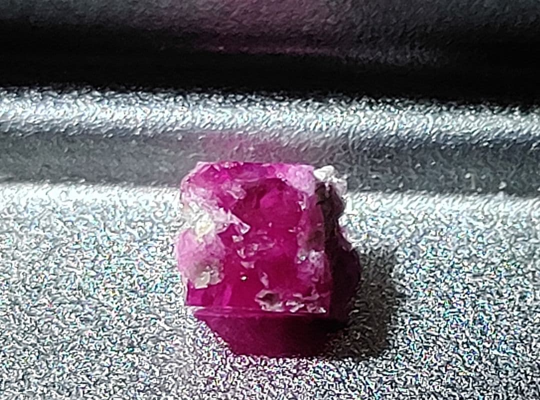 ビクスバイト原石 レッドベリル原石 宝石質 約1ct