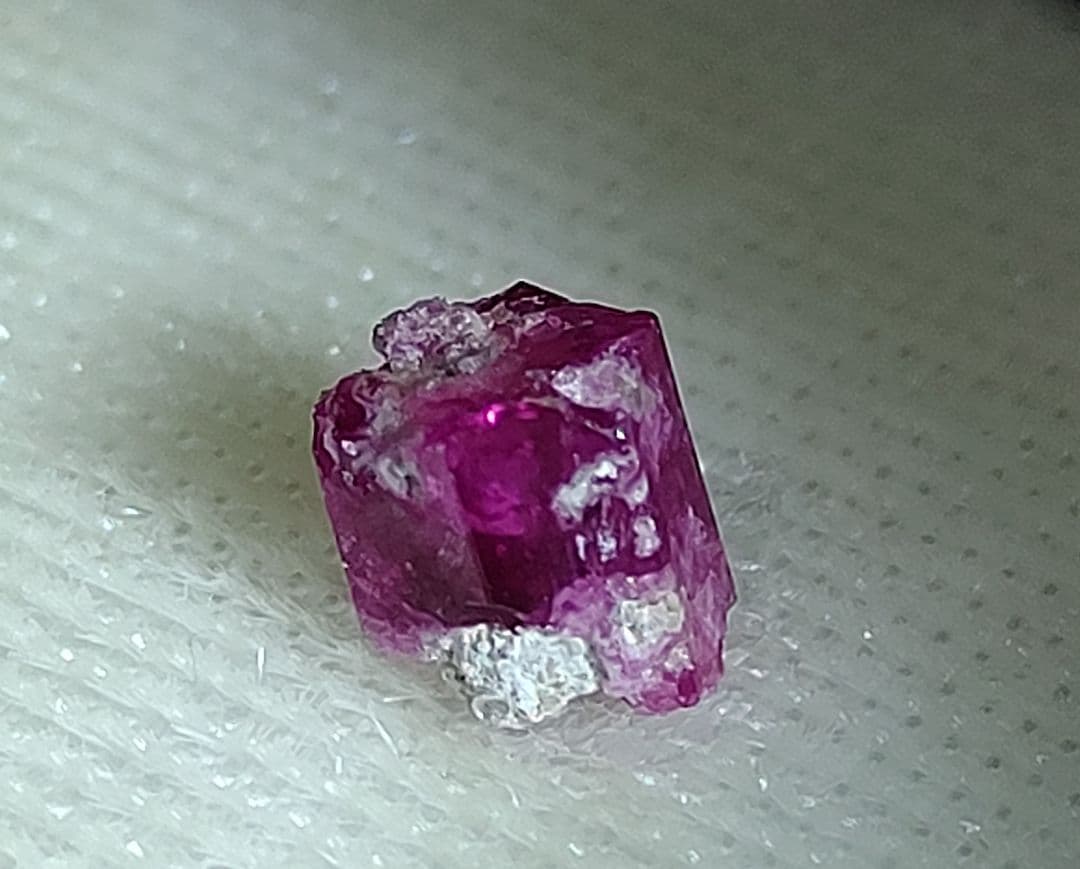 ビクスバイト原石 レッドベリル原石 宝石質 約1ct