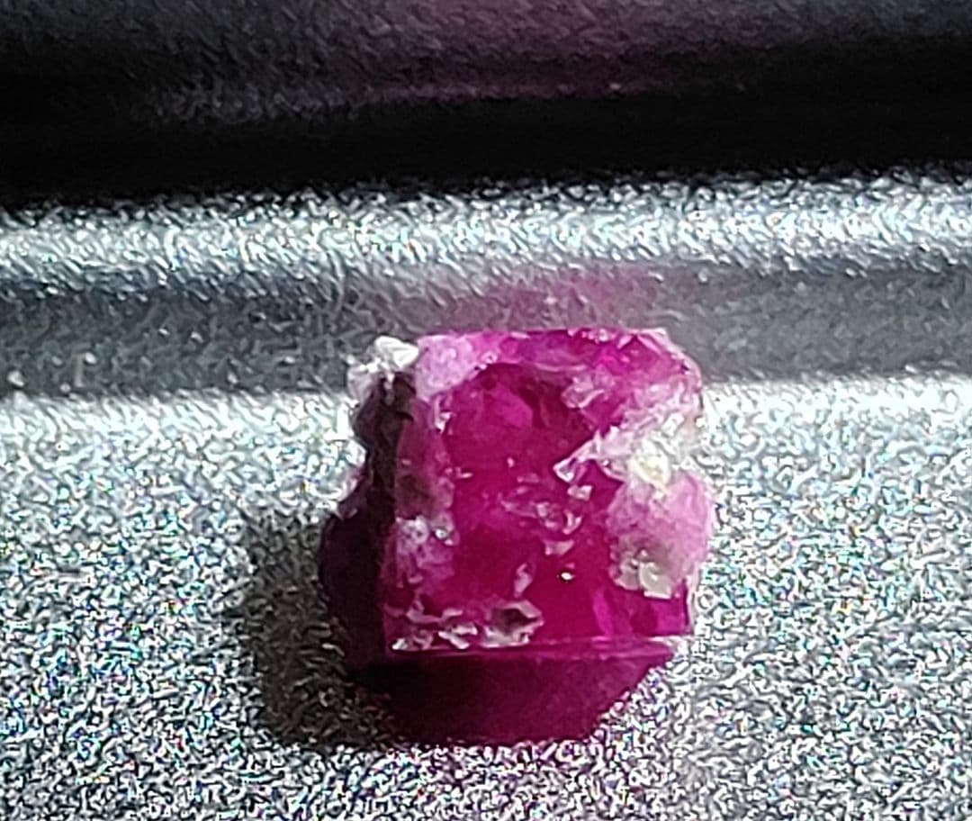 ビクスバイト原石 レッドベリル原石 宝石質 約1ct