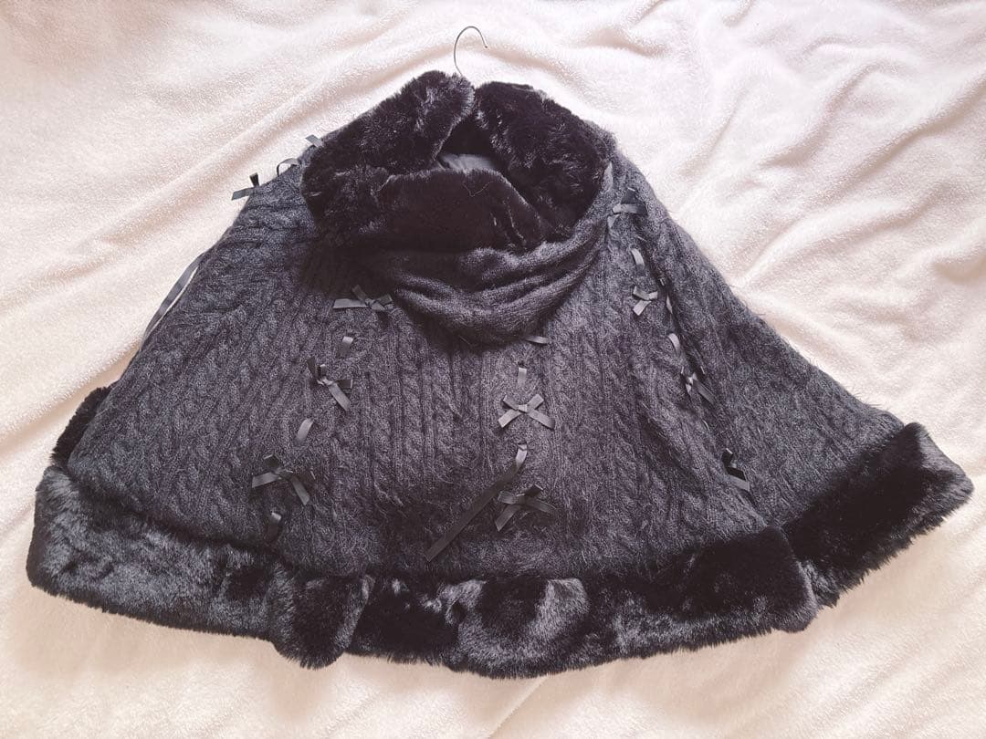 LIZLISA リズリサ ポンポンリボンニットファーポンチョ ブラック 黒