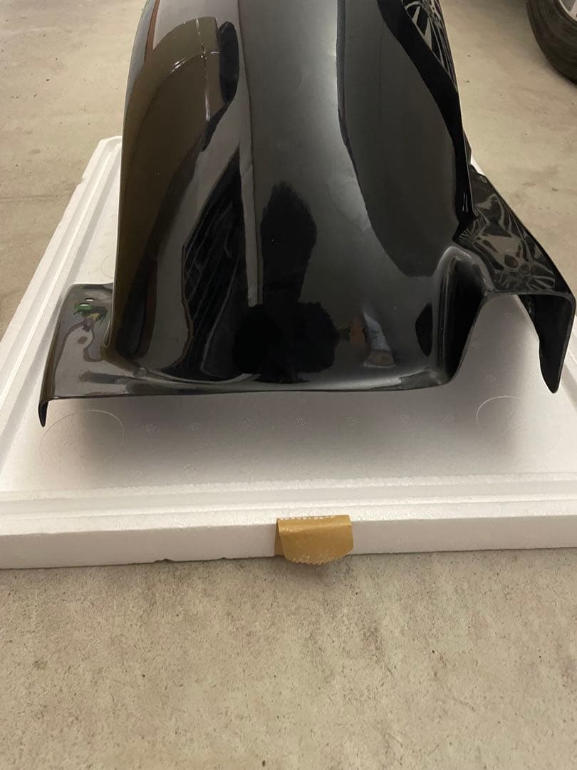 多分XJR1200に付いていたと思われるフェンダー中古品詳細不明写真で分かる方