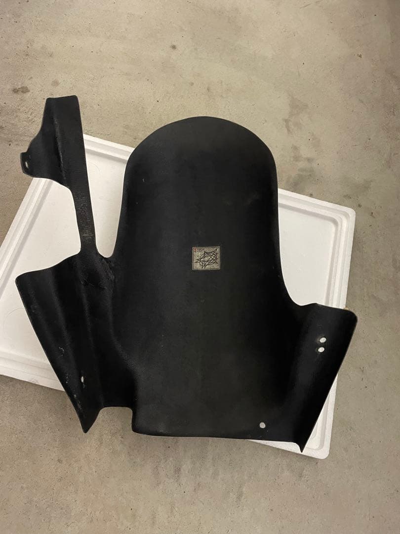 多分XJR1200に付いていたと思われるフェンダー中古品詳細不明写真で分かる方