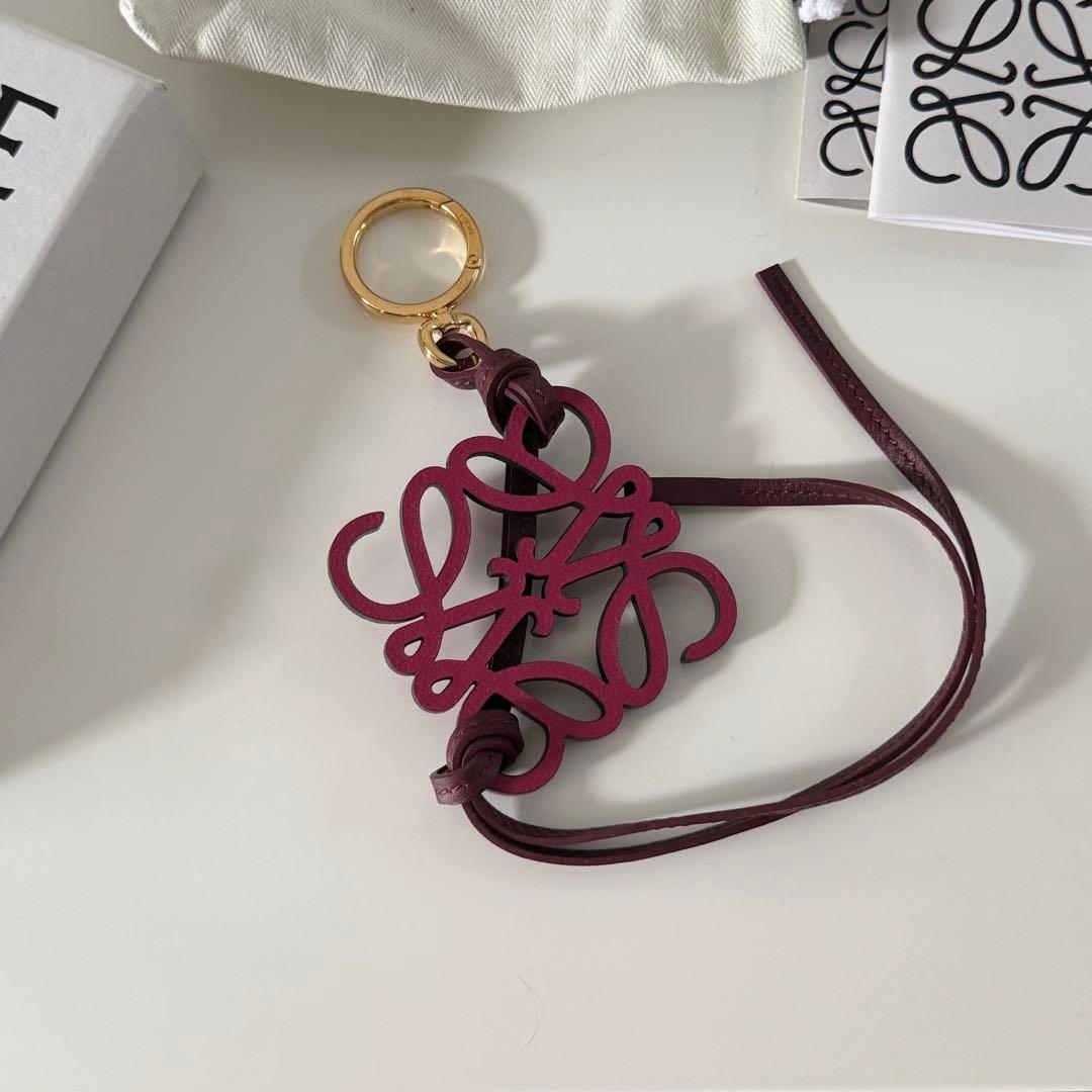 LOEWE アナグラム チャーム バーガンディー