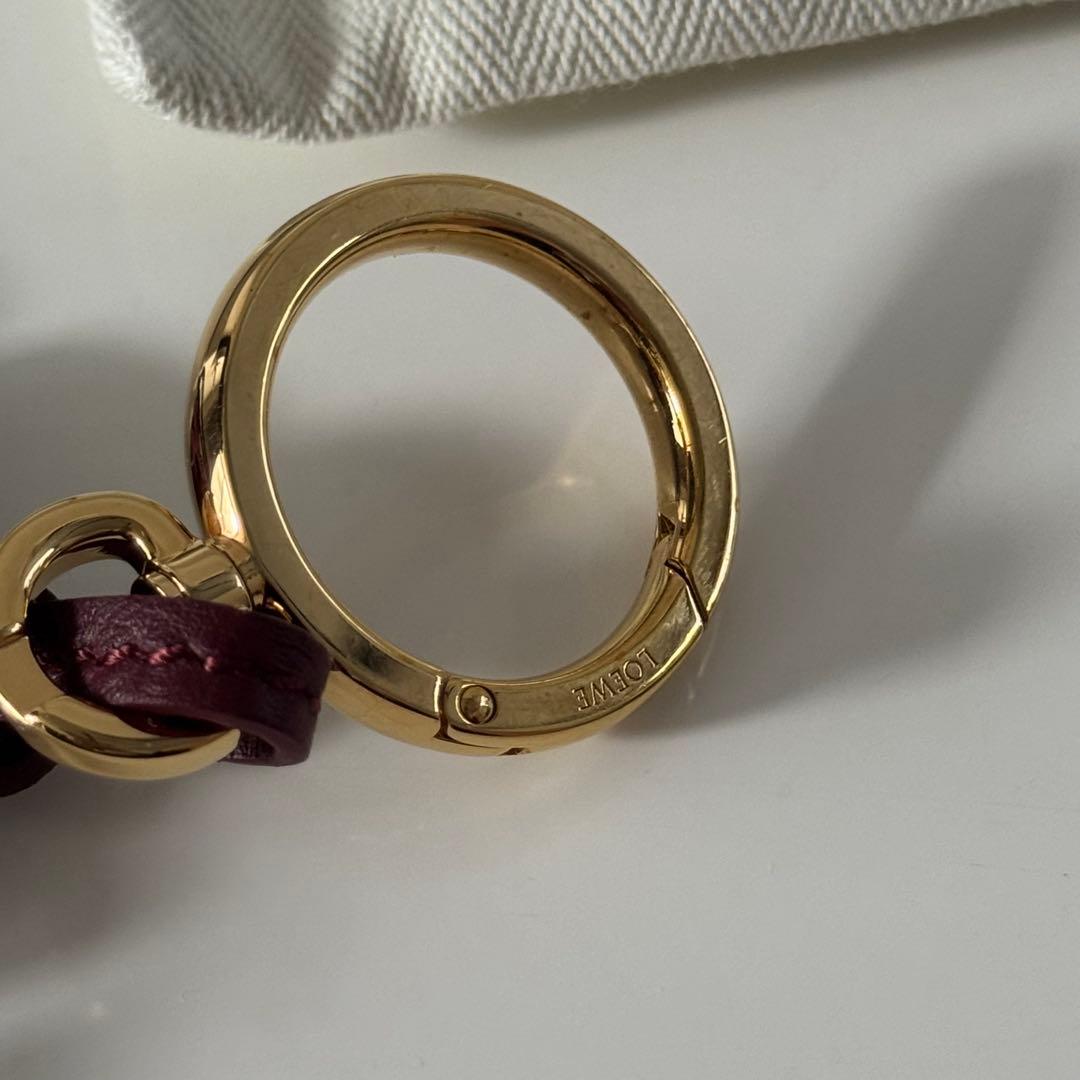 LOEWE アナグラム チャーム バーガンディー