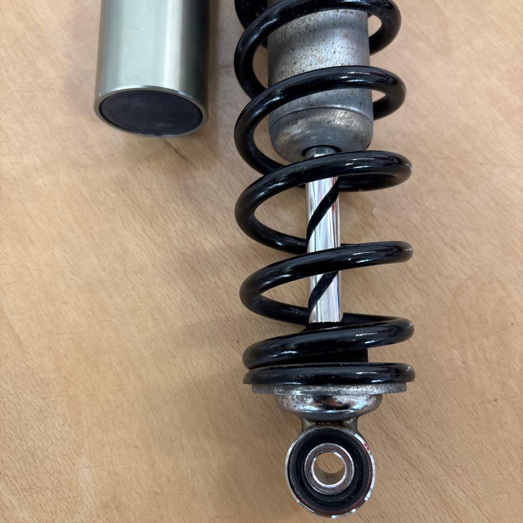 SHOWA リアサスペンション リアショック