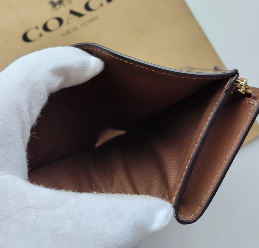 【新品】コーチ　COACH 新作　二つ折り財布　カーキ　サドル