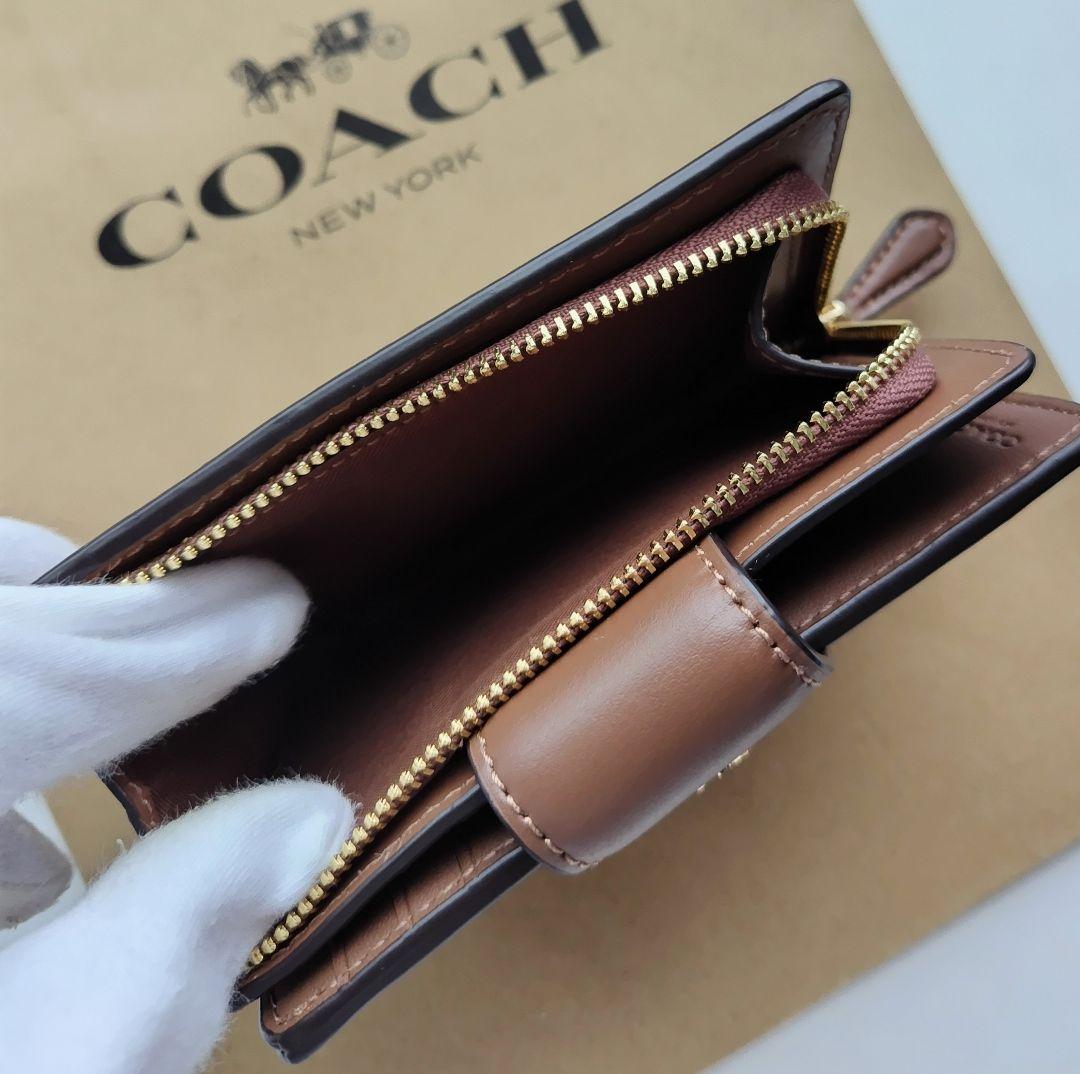 【新品】コーチ　COACH 新作　二つ折り財布　カーキ　サドル