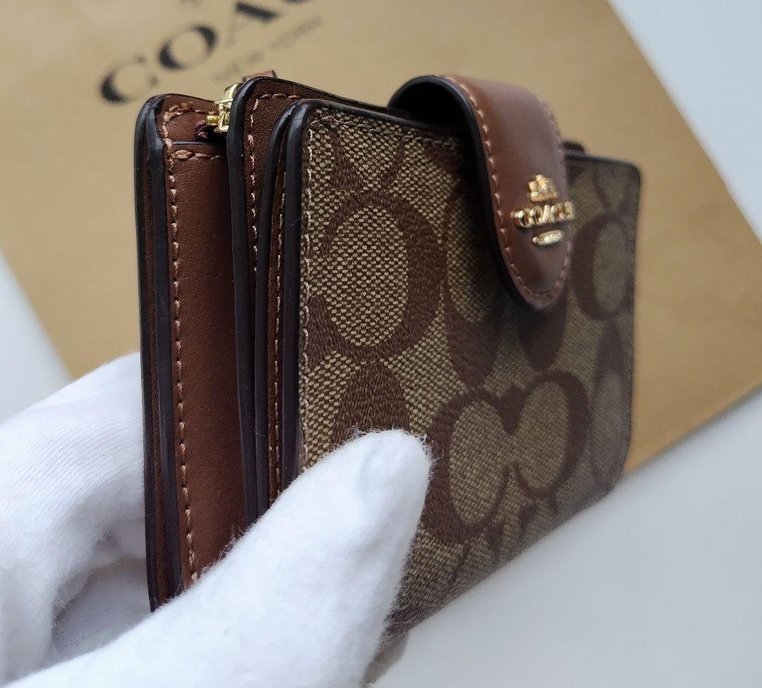 【新品】コーチ　COACH 新作　二つ折り財布　カーキ　サドル
