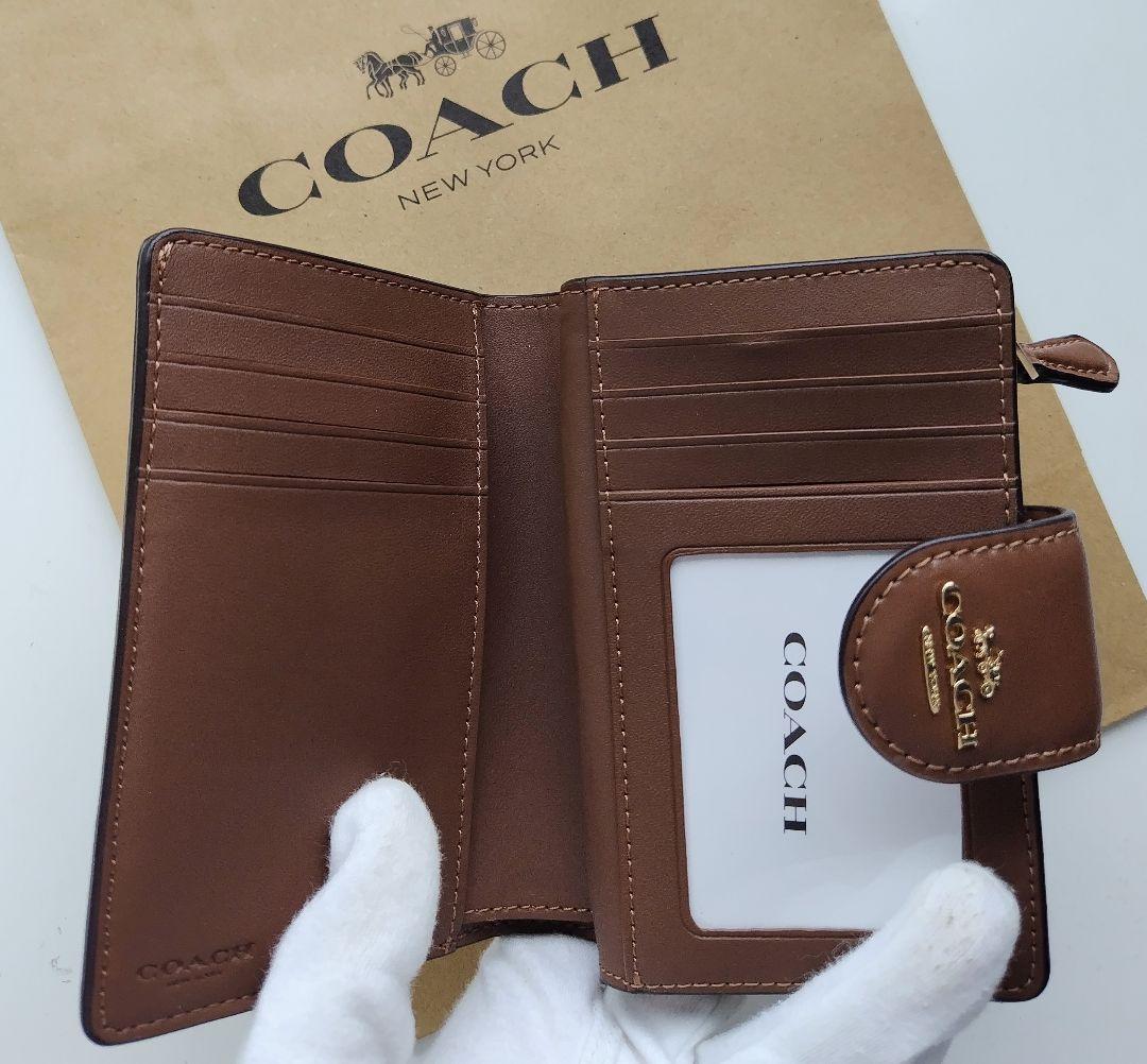 【新品】コーチ　COACH 新作　二つ折り財布　カーキ　サドル