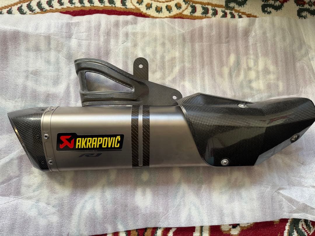 AKRAPOVIC　アクラポビッチYZF-R1　15- スリップオンマフラー