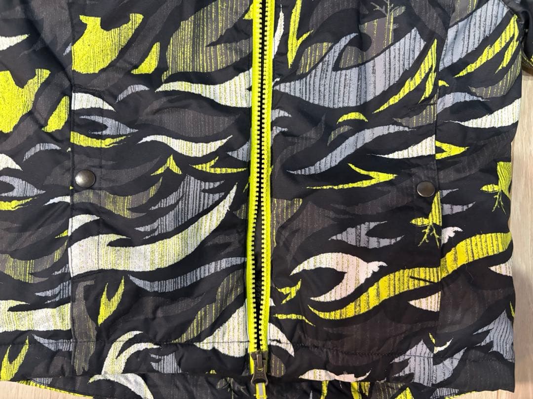 Columbia 子ども用迷彩ジャケット ブラック/イエロー