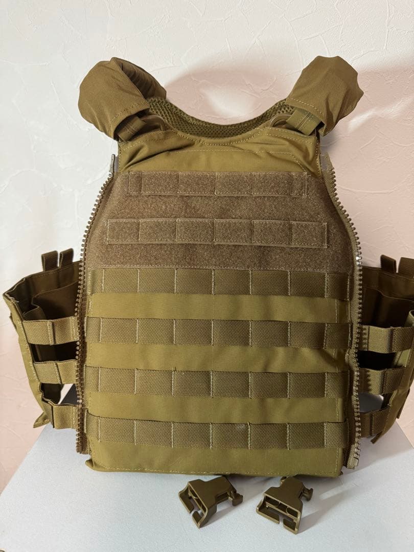 プレートキャリア　カーキ　新品未使用