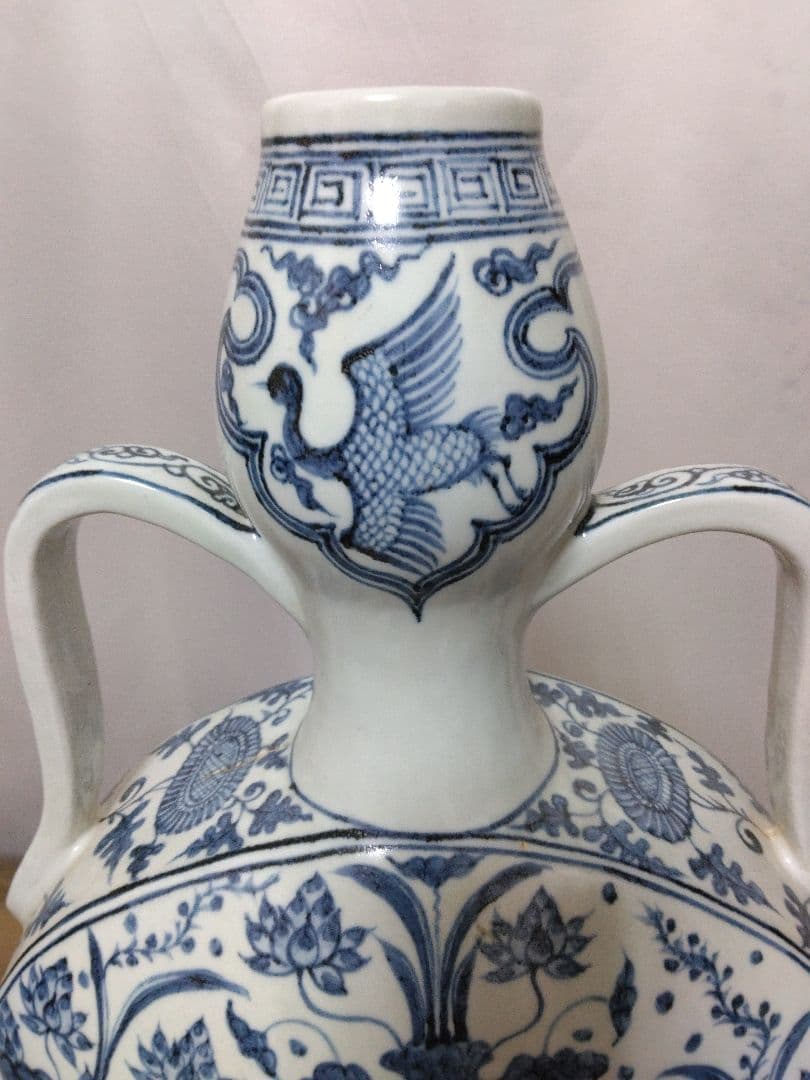 中国美術。青花蓮池水禽紋偏壺。