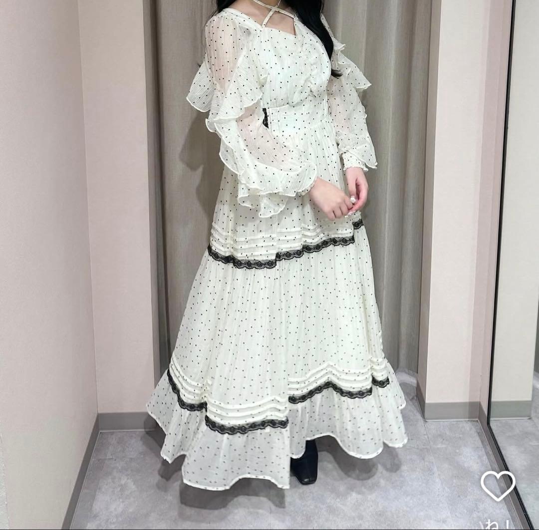 アンミール　ダブルタックフレアドットワンピース　オフホワイト