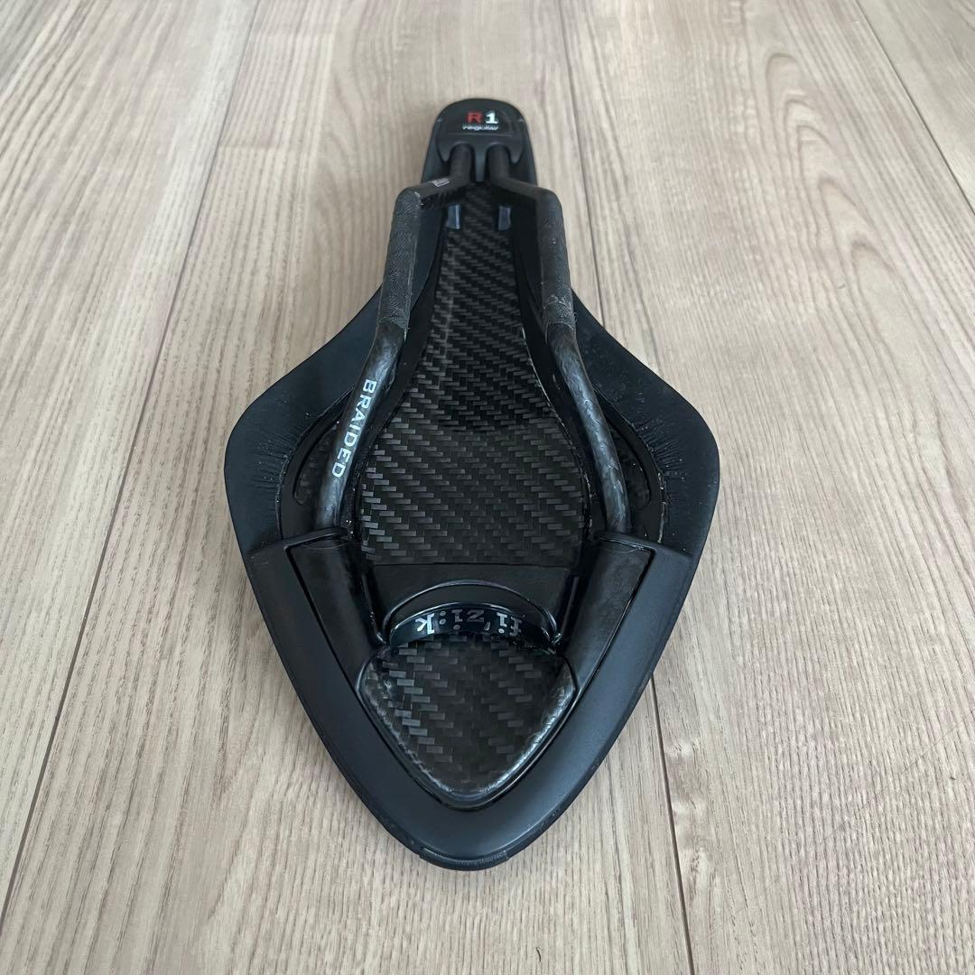 美品 Fizik Arione R1 レギュラー カーボン
