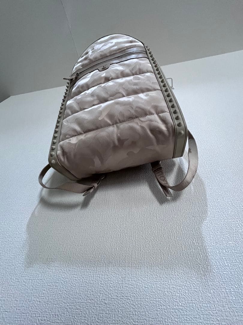 スタッズ付きベージュカモフラージュリュック