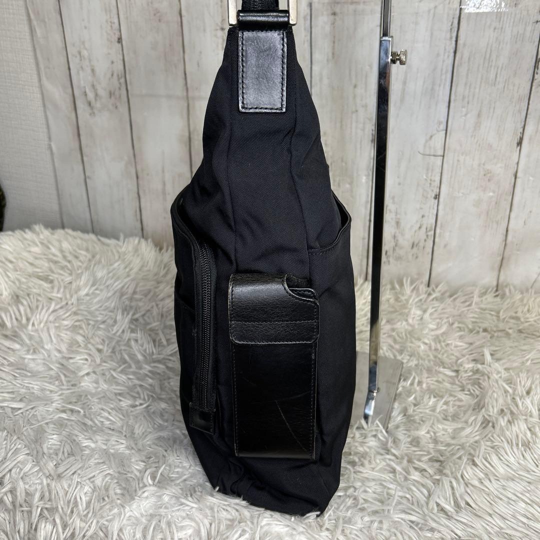 GUCCI ショルダーバッグ　ロゴプレート　ナイロン　ブラック　ロゴ