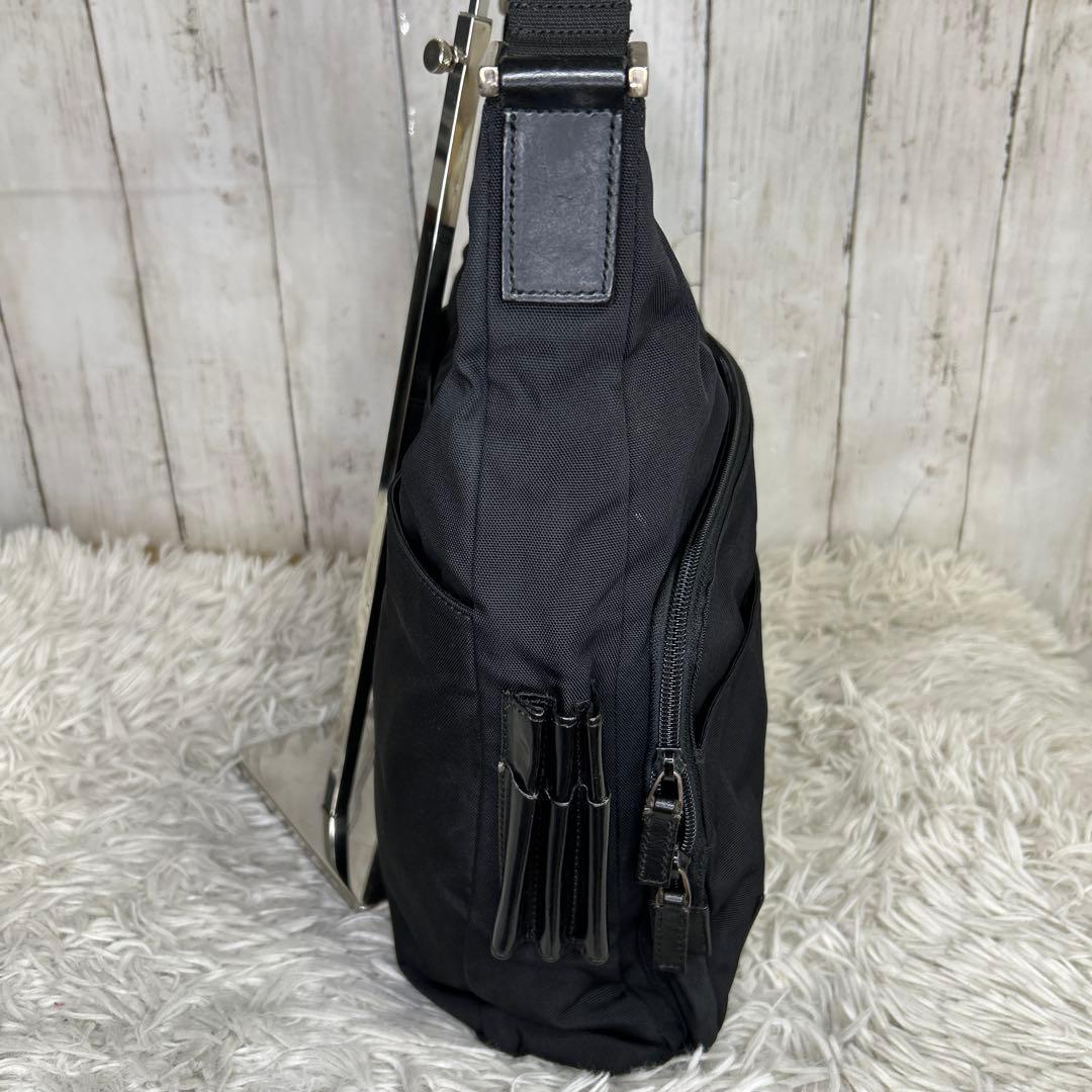 GUCCI ショルダーバッグ　ロゴプレート　ナイロン　ブラック　ロゴ