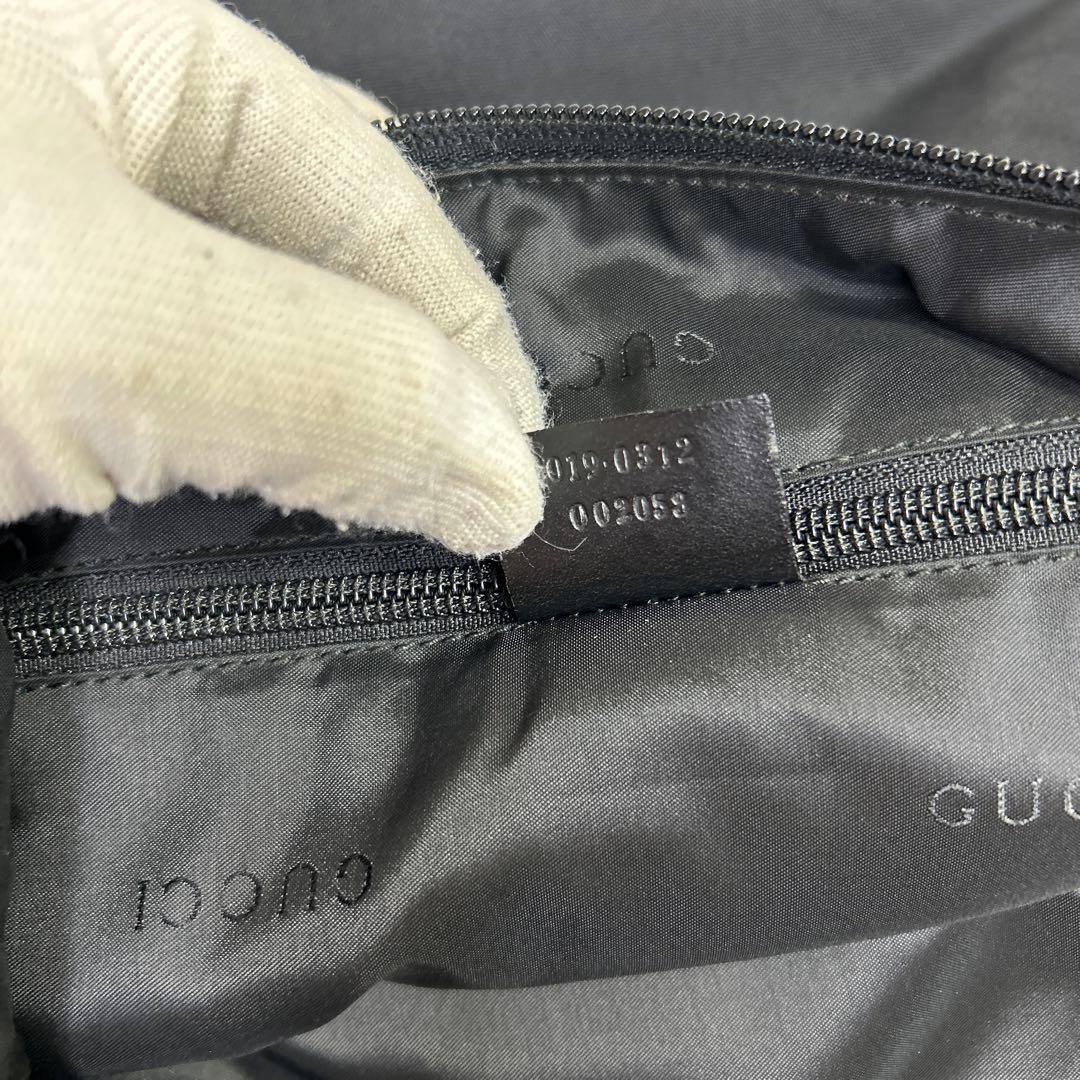 GUCCI ショルダーバッグ　ロゴプレート　ナイロン　ブラック　ロゴ