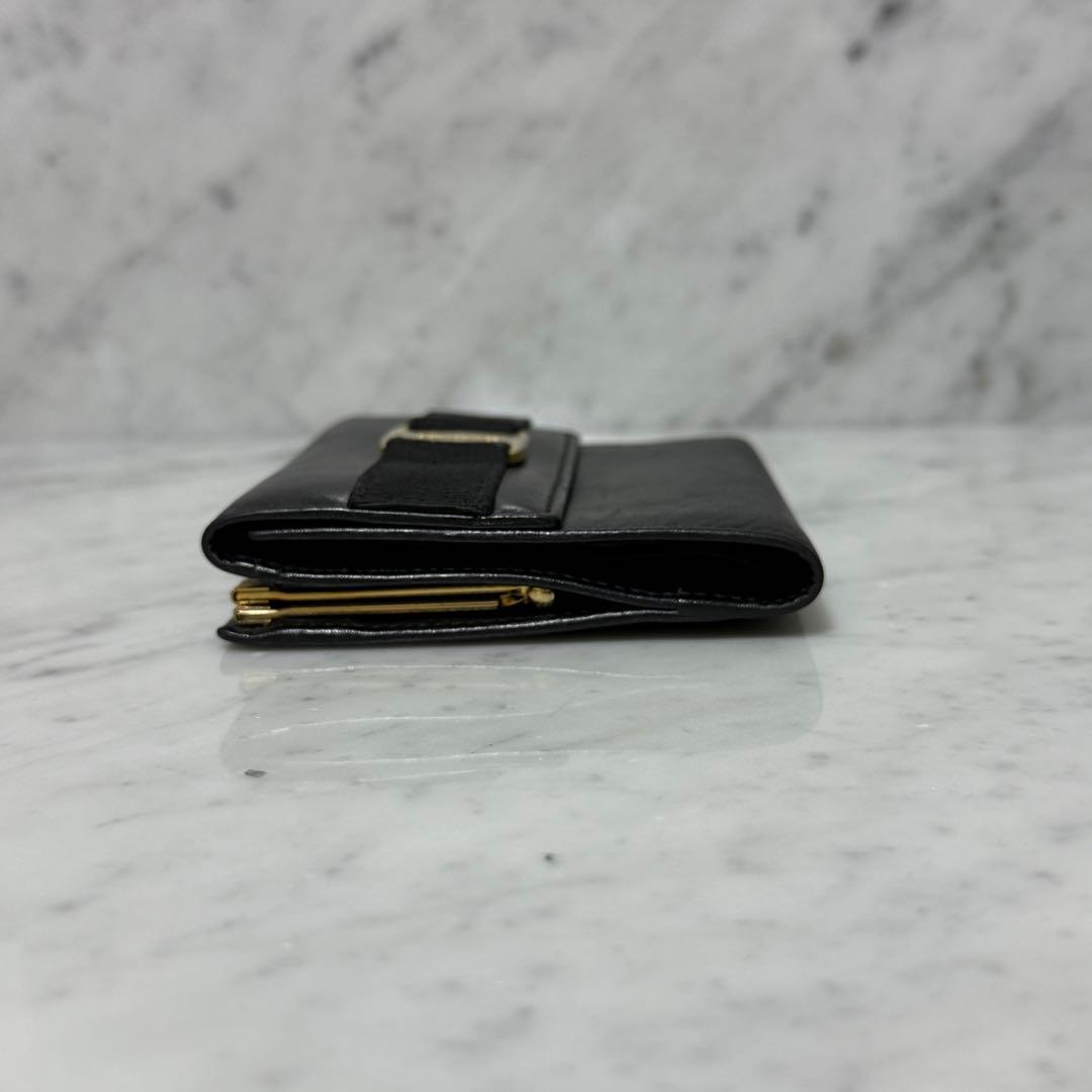 サルヴァトーレフェラガモ 三つ折り財布 ブラック ゴールド ヴァラリボン がま口