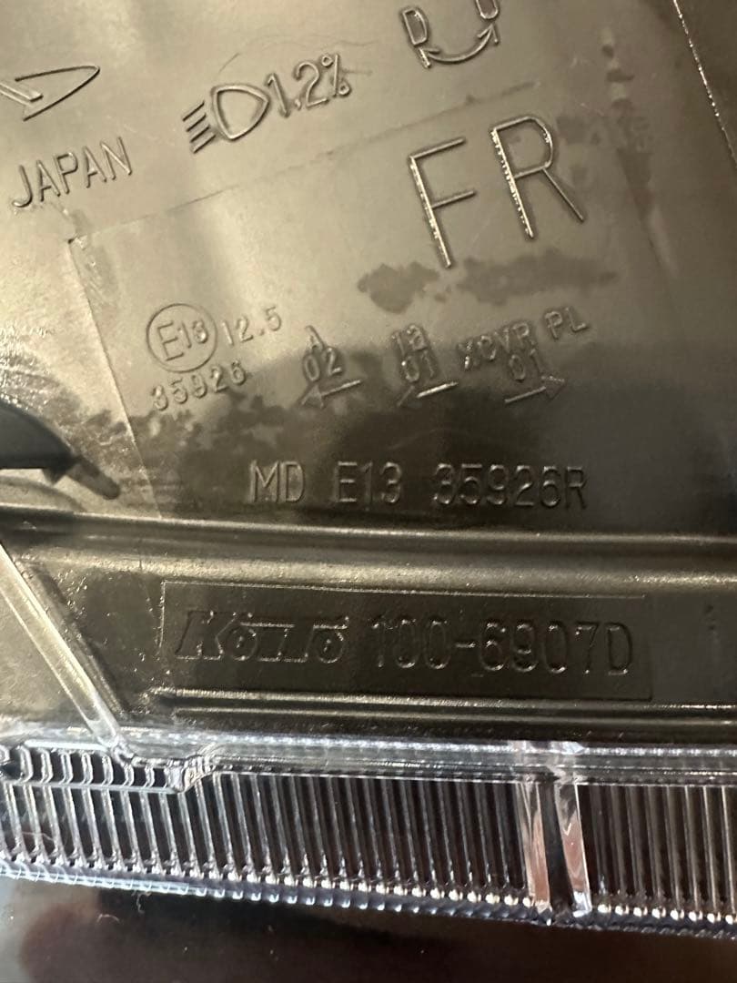 ダイハツ　タフト　LA900S 右　ヘッドライト