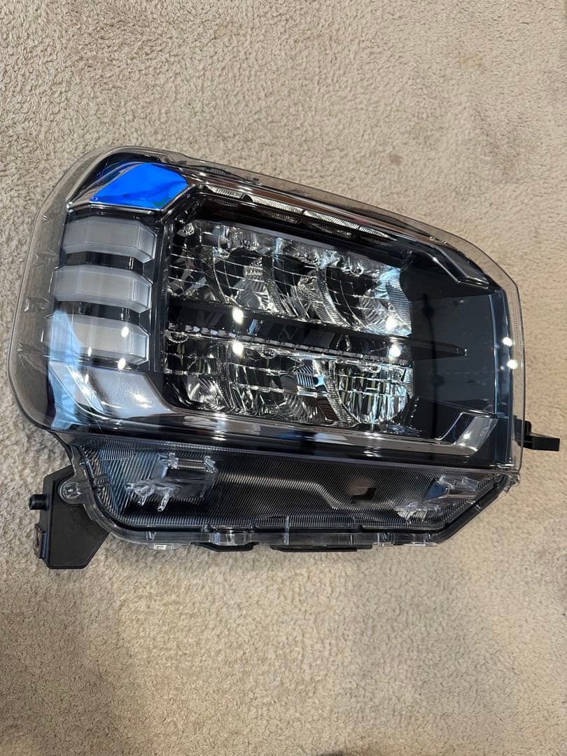 ダイハツ　タフト　LA900S 右　ヘッドライト