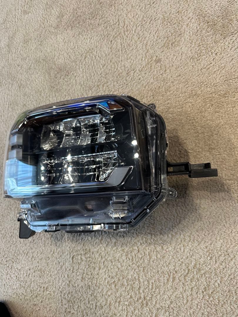 ダイハツ　タフト　LA900S 右　ヘッドライト