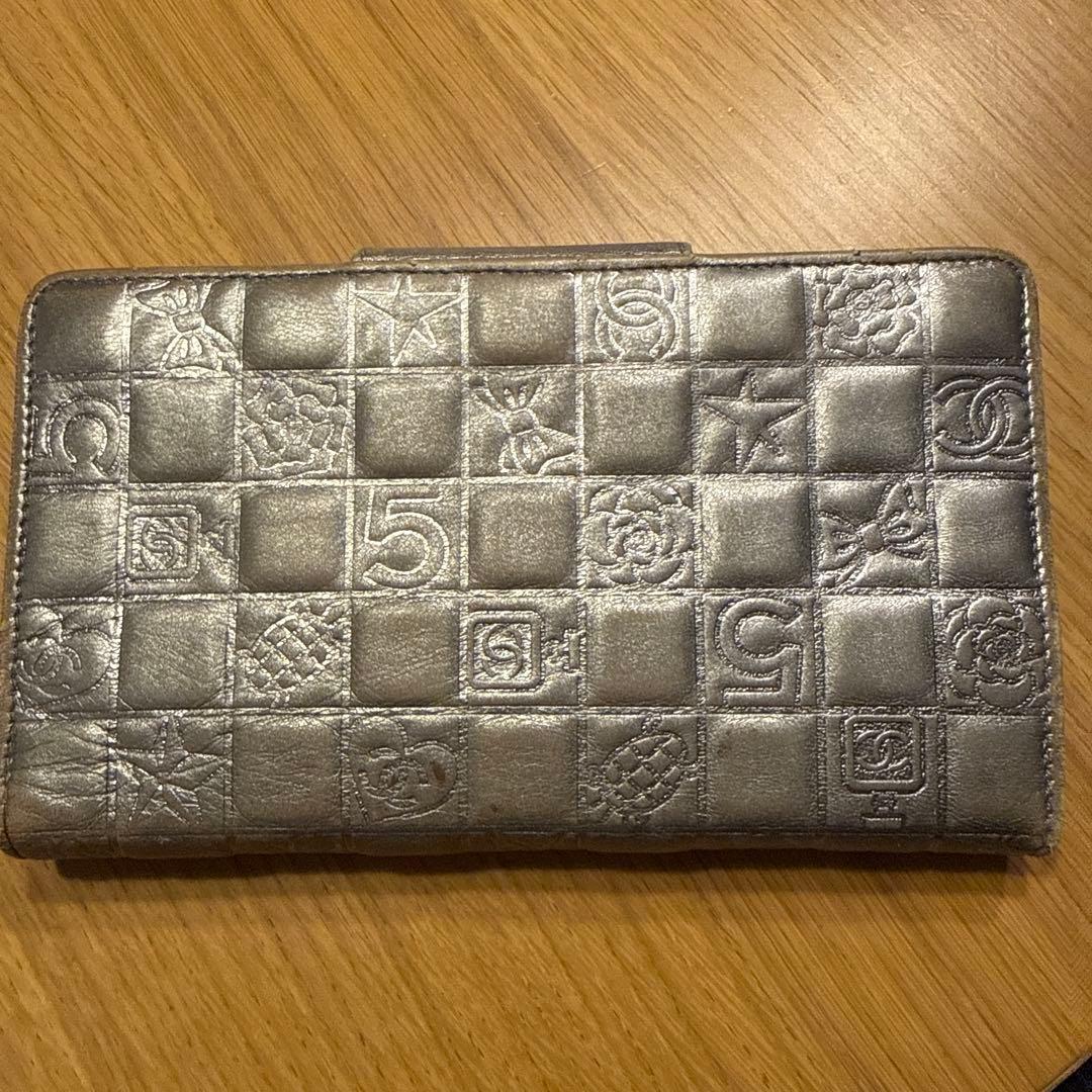 C*乃様 CHANEL シルバー エンボス加工長財布