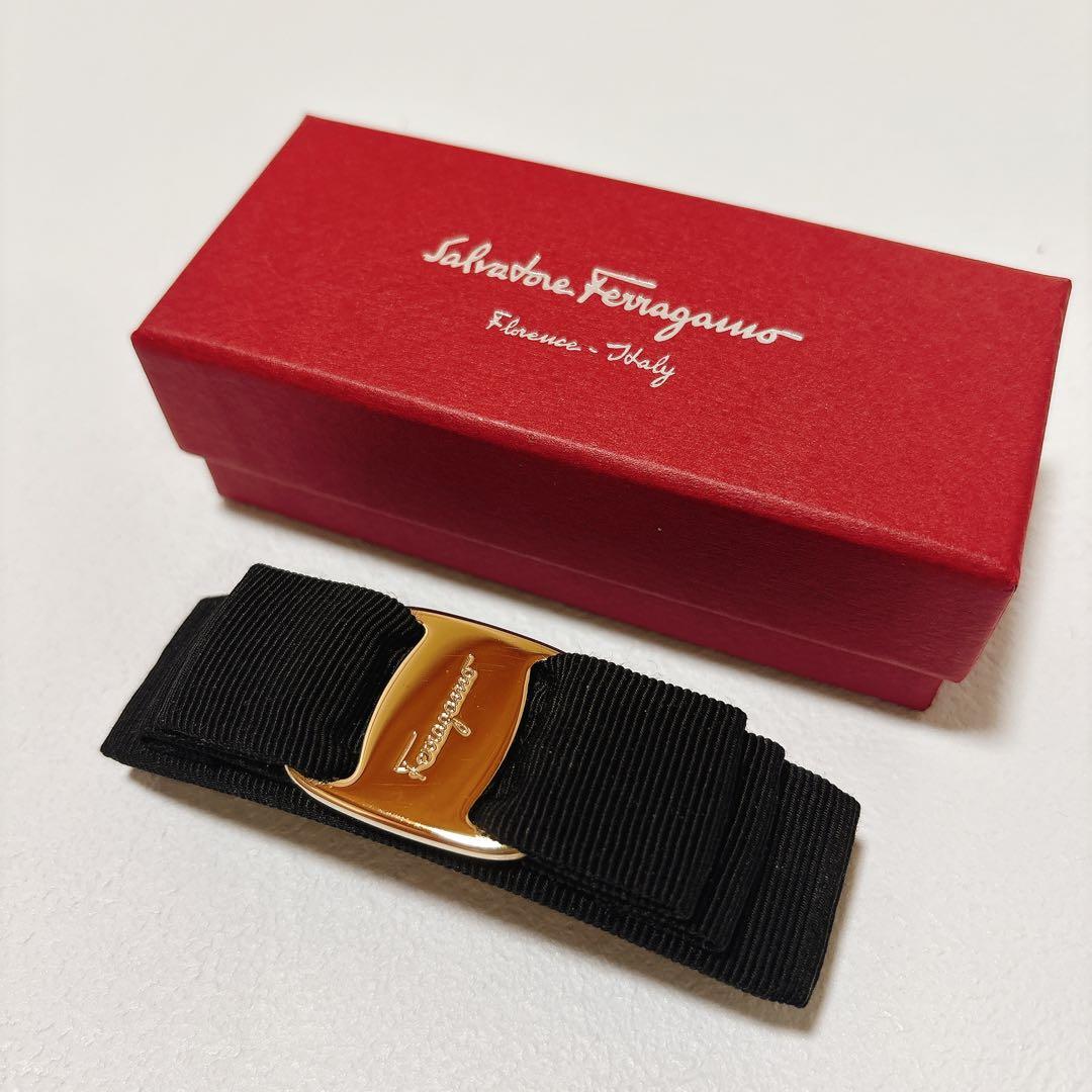 サルヴァトーレフェラガモ ヴァラリボン バレッタ ゴールド ブラック