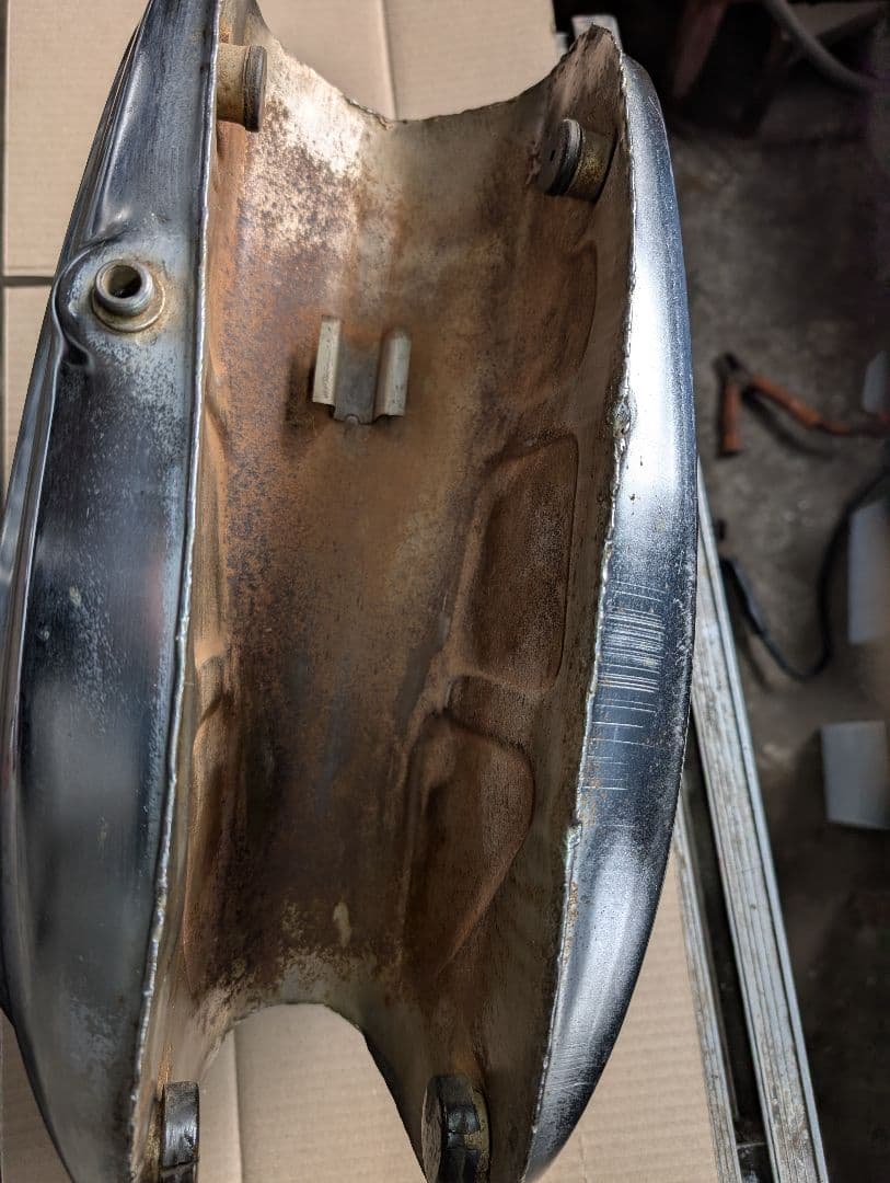 車種不明　オートバイ燃料タンク　ヤマハ？