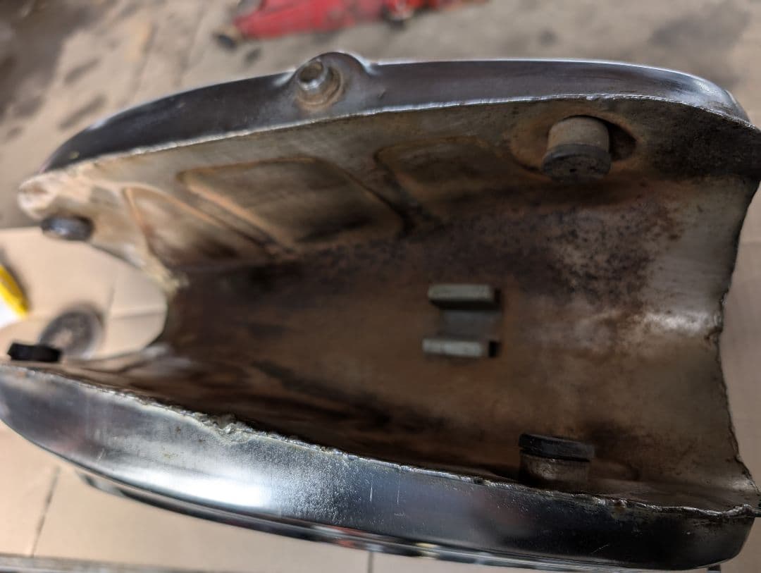 車種不明　オートバイ燃料タンク　ヤマハ？