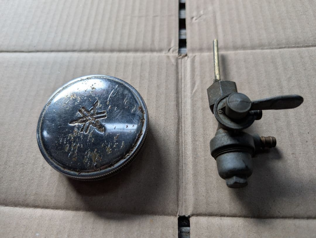 車種不明　オートバイ燃料タンク　ヤマハ？