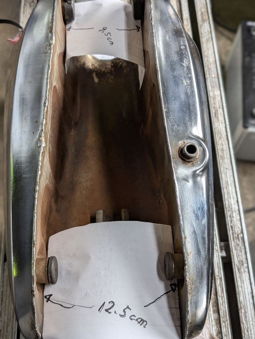 車種不明　オートバイ燃料タンク　ヤマハ？