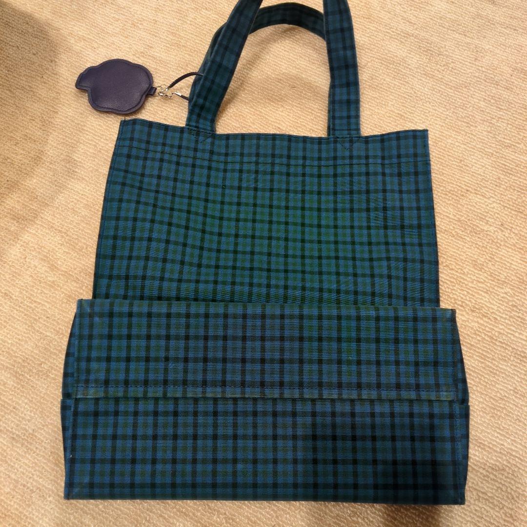ファミリア　青チェック柄トートバッグ チャーム付き