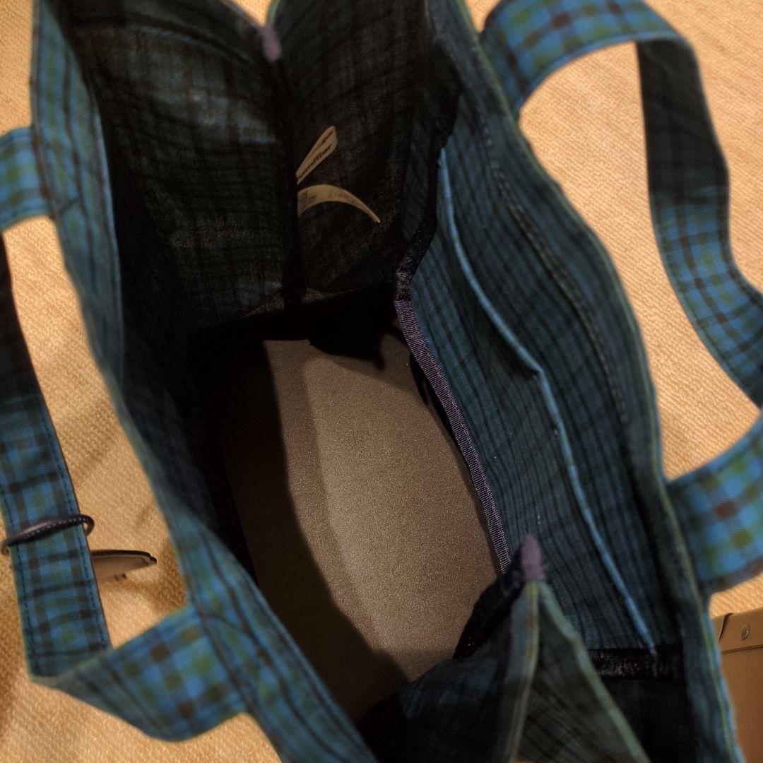 ファミリア　青チェック柄トートバッグ チャーム付き