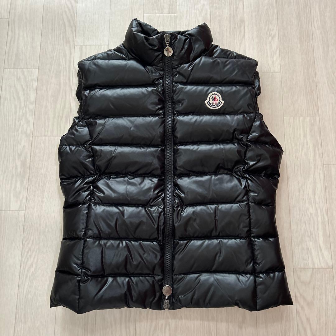 MONCLER ブラック ダウンベスト