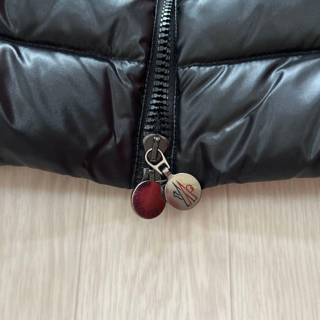 MONCLER ブラック ダウンベスト