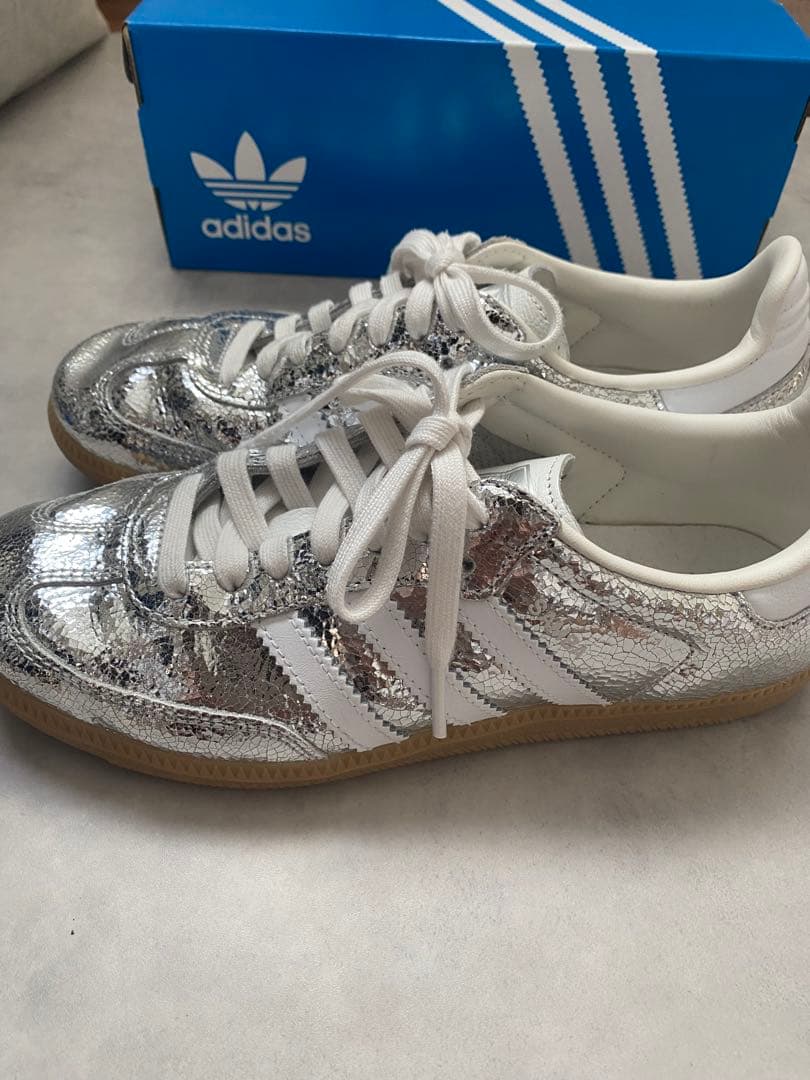 adidas アディダス　シルバー スニーカー