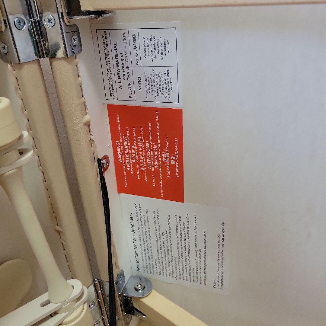 フォンタナ施術用折り畳ベッド、マッサージ等にも使用出来ます。【かなりの美品です】