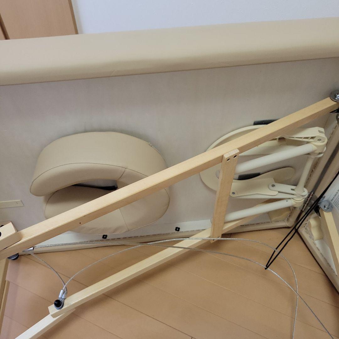 フォンタナ施術用折り畳ベッド、マッサージ等にも使用出来ます。【かなりの美品です】