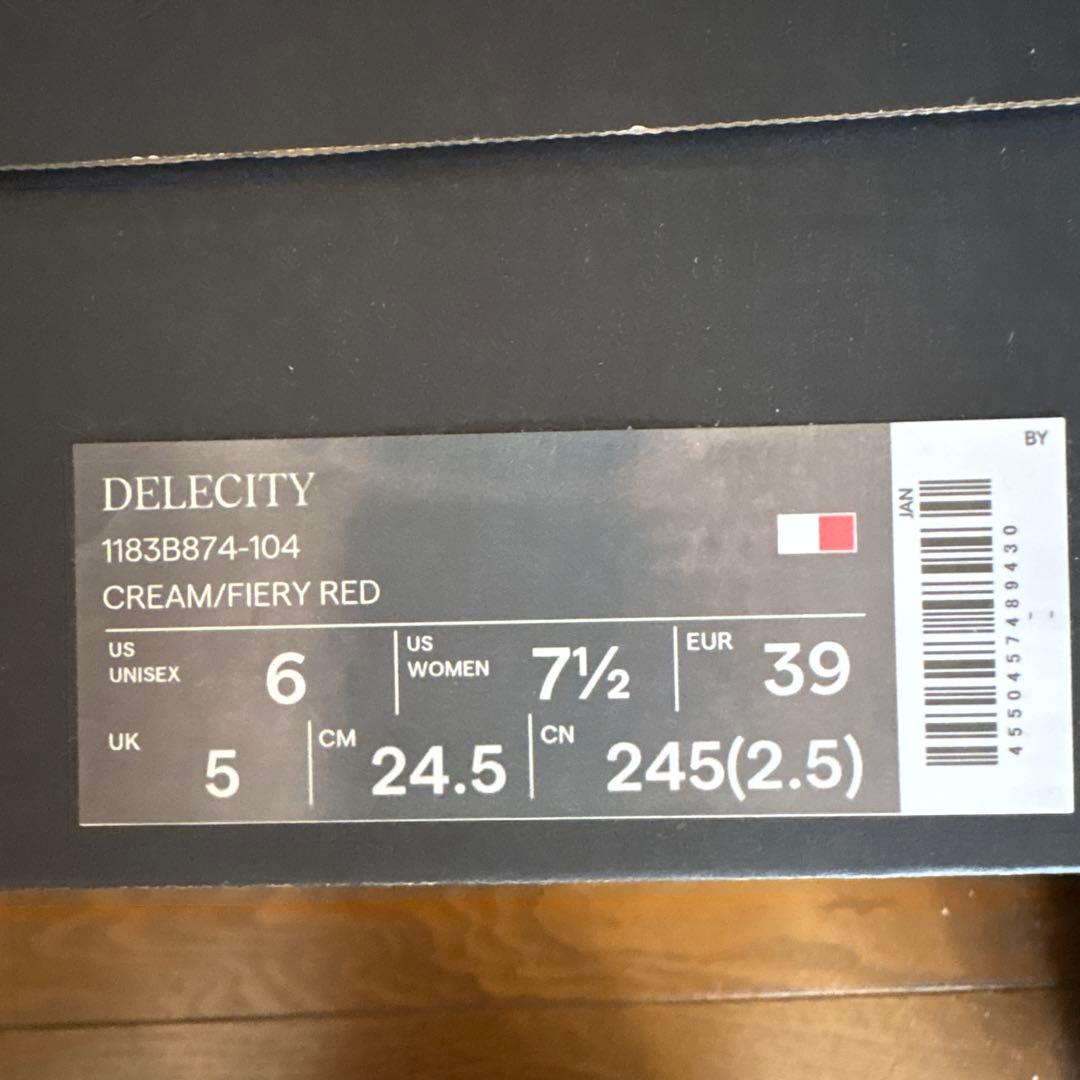 【未使用】　スニーカー Onitsuka Tiger DELECITY