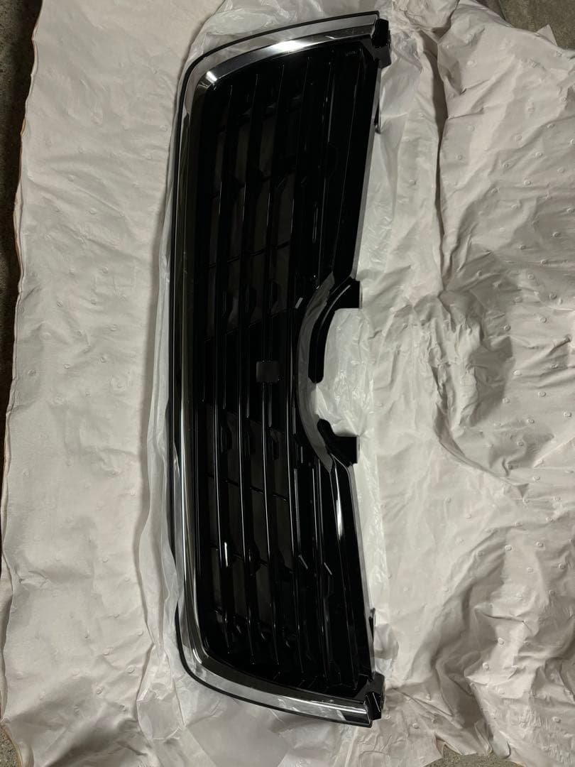 スバル　フォレスターアドバンス　形式SKE 純正フロントグリル